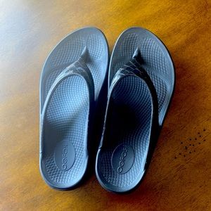 OOFOS Oolala Sandals